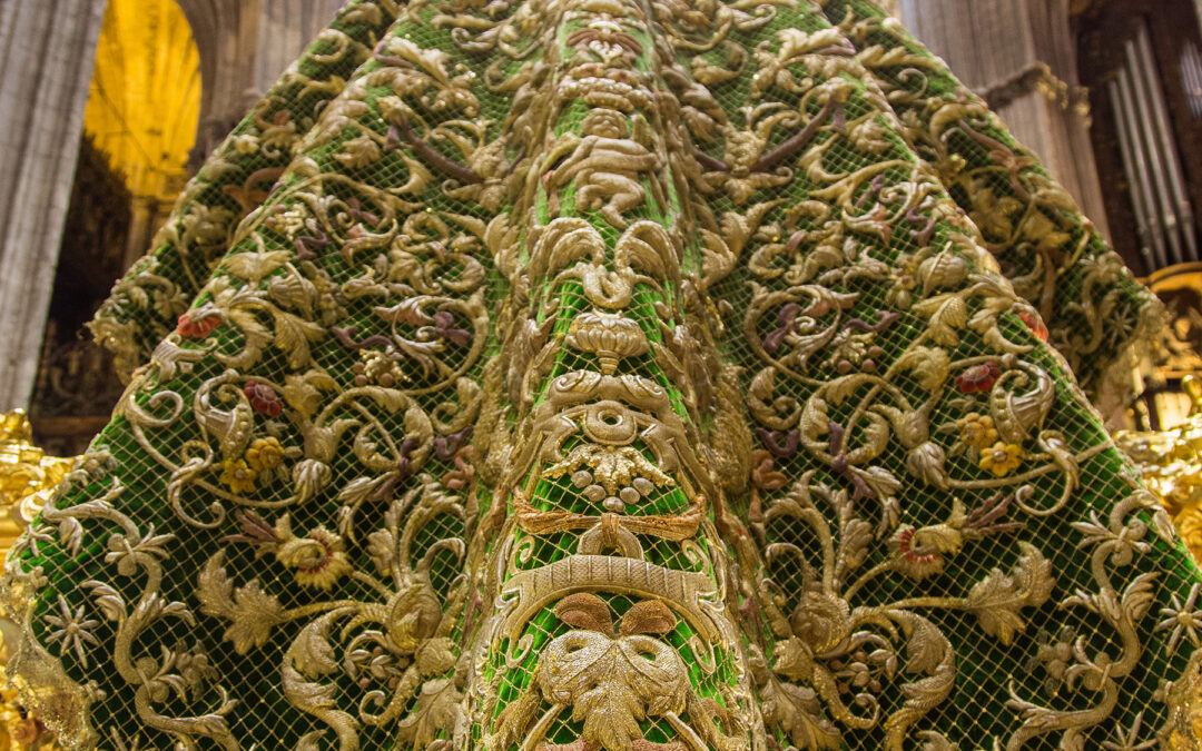 Cabezuelo propone la reconstrucción del diseño original y la restauración del manto de malla de la Virgen de la Esperanza